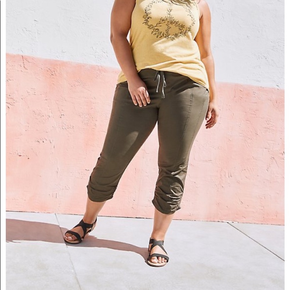 Torrid 💚 Ruched Crop Pant - Stretch Poplin Olive 🫒 - Size 10